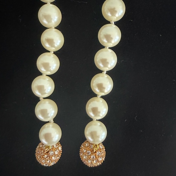 Mikimotto inspired Perl necklace in white with gold tone closure - Picture 4 of 11